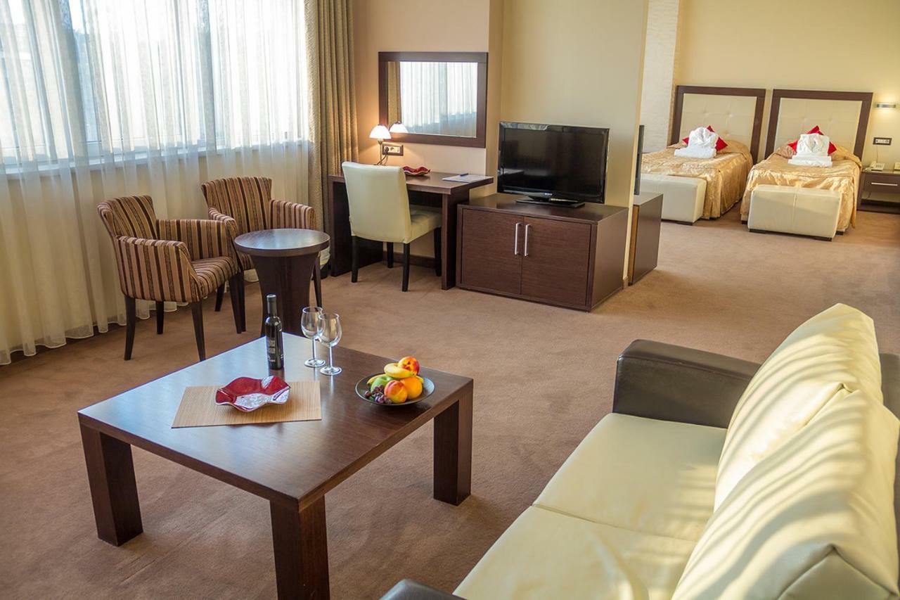 Tcc Grand Plaza Hotel Skopje Extérieur photo